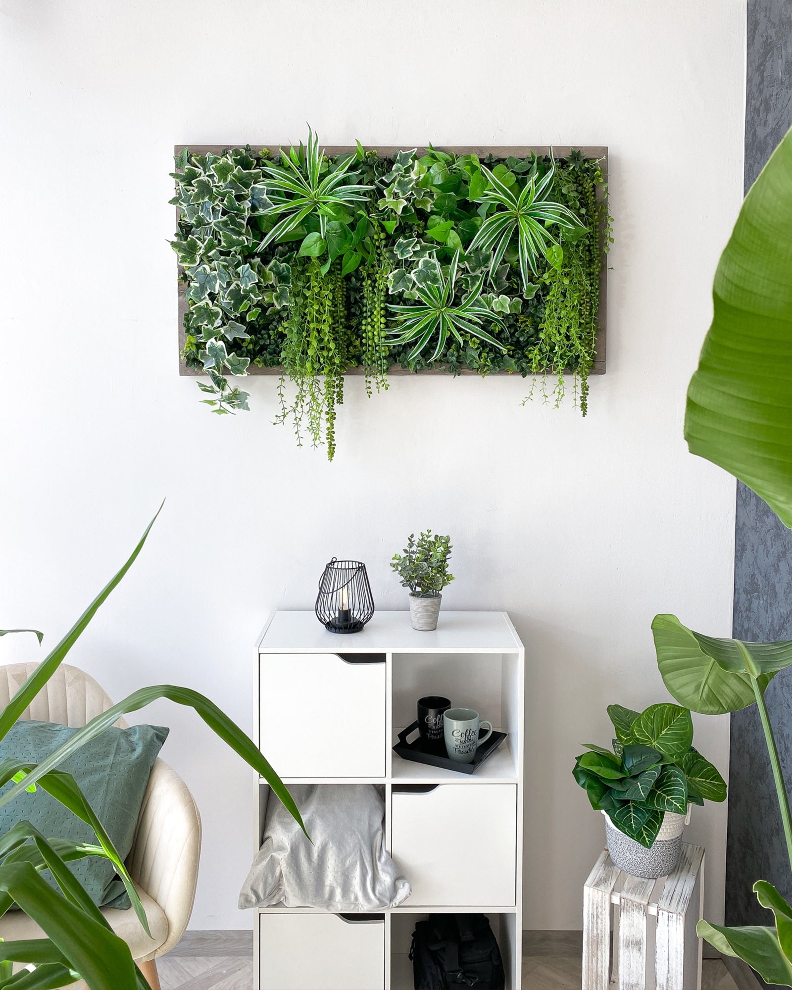 Plantframe/Pflanzenwand/Mooswand "BOGOTÁ" aus Realtouch Kunstpflanzen in Fichtenholzrahmen