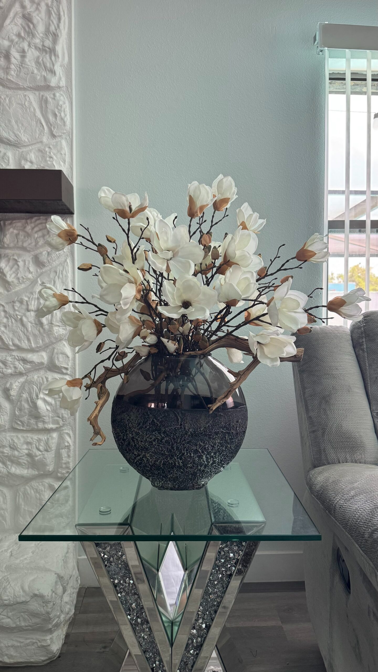 Weißes Magnolien-Arrangement-Set in einer schwarzen ovalen Vase – 2-teilig