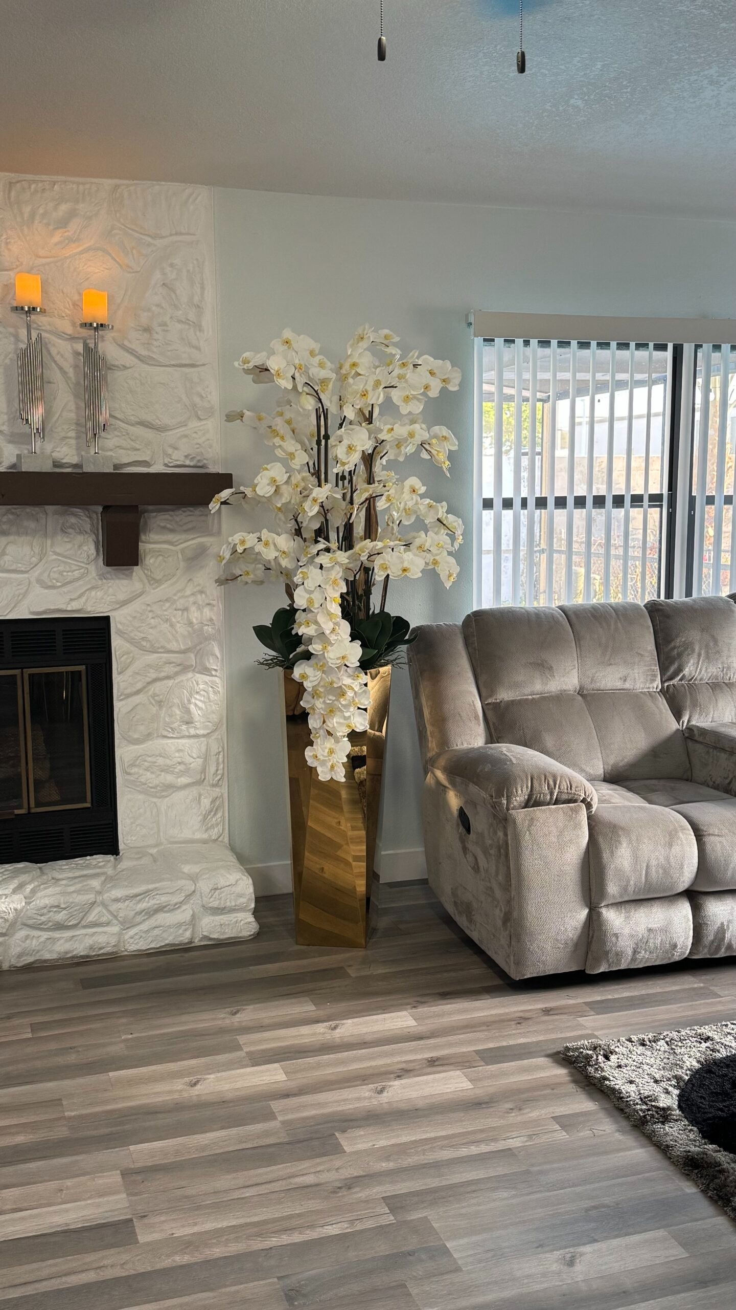 Kaskadierende weiße Orchideen in einer goldgeschliffenen Vase