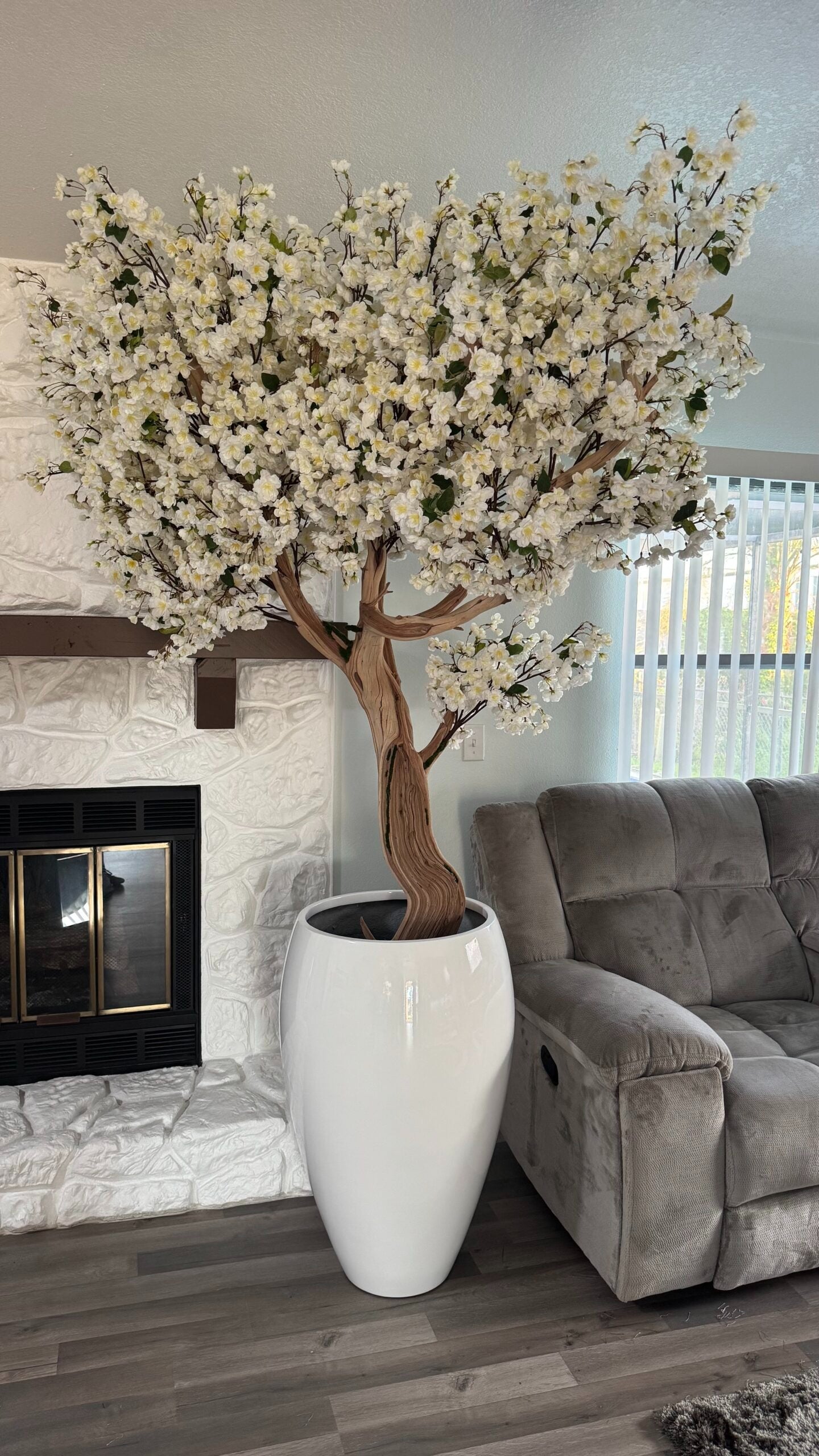 Weiße Kirschblüte „2,13 m“ in einer weißen Vase