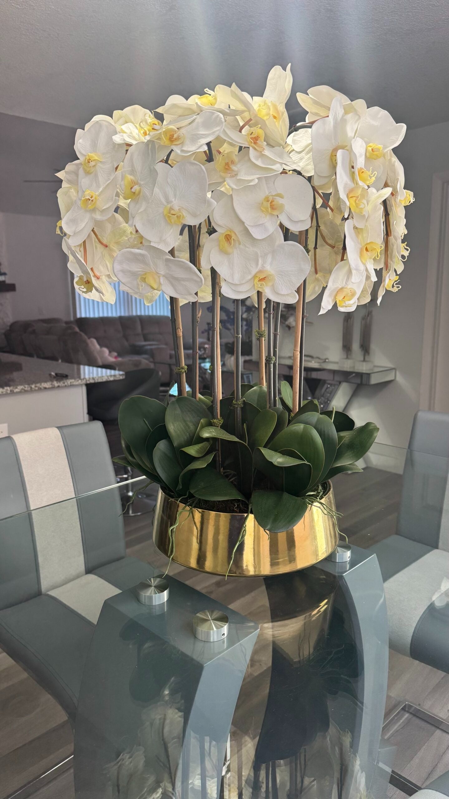 Luxuriöse Dekoration mit weißen Orchideen in einer goldenen Vase