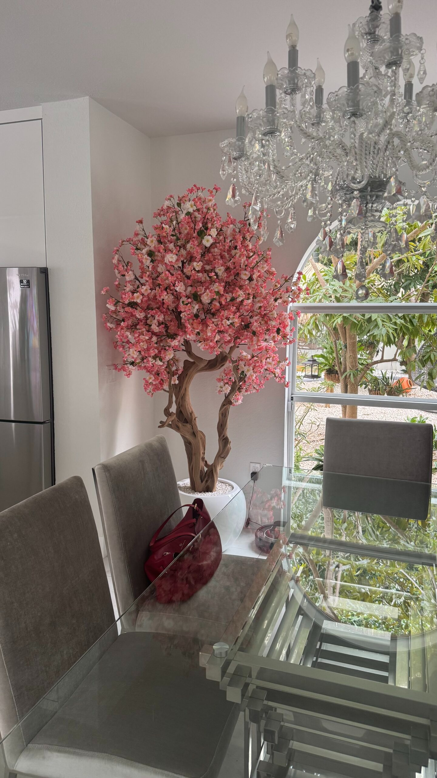 Rosa Kirschblütenbaum in einer glänzend weißen runden Vase