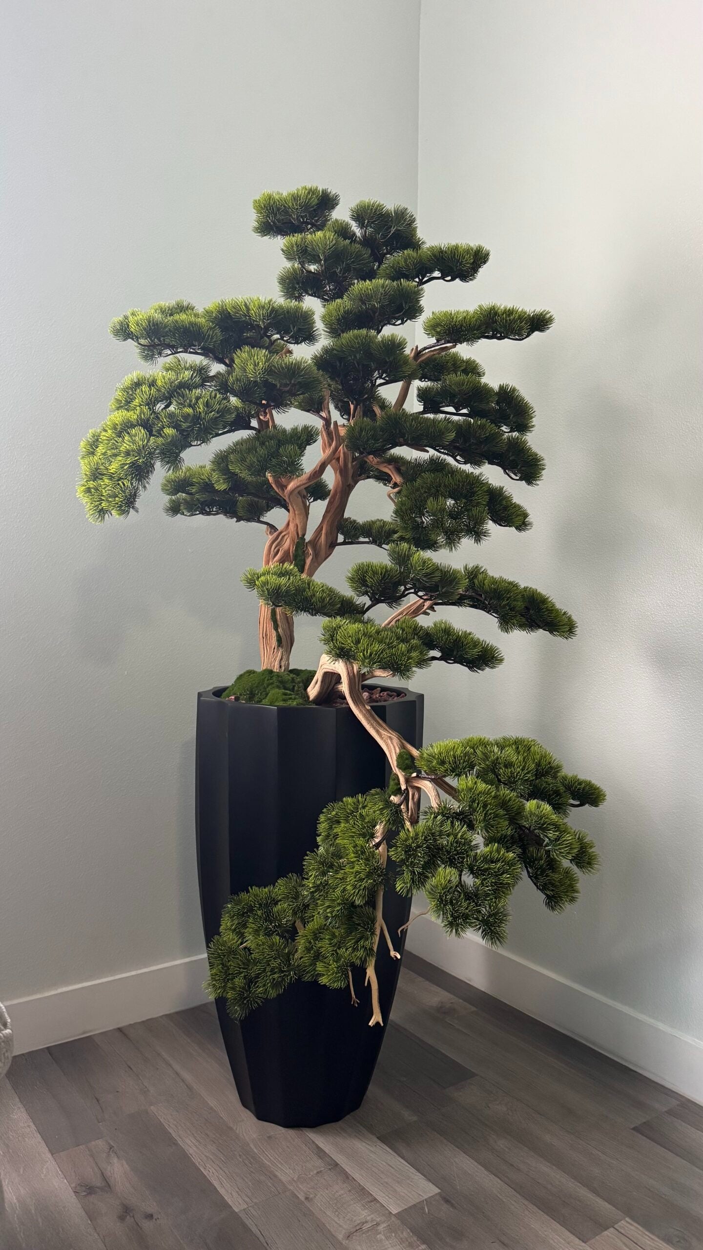 Künstlicher Bonsai-Baum „1,5 m“ in einem mattschwarzen Pflanzgefäß