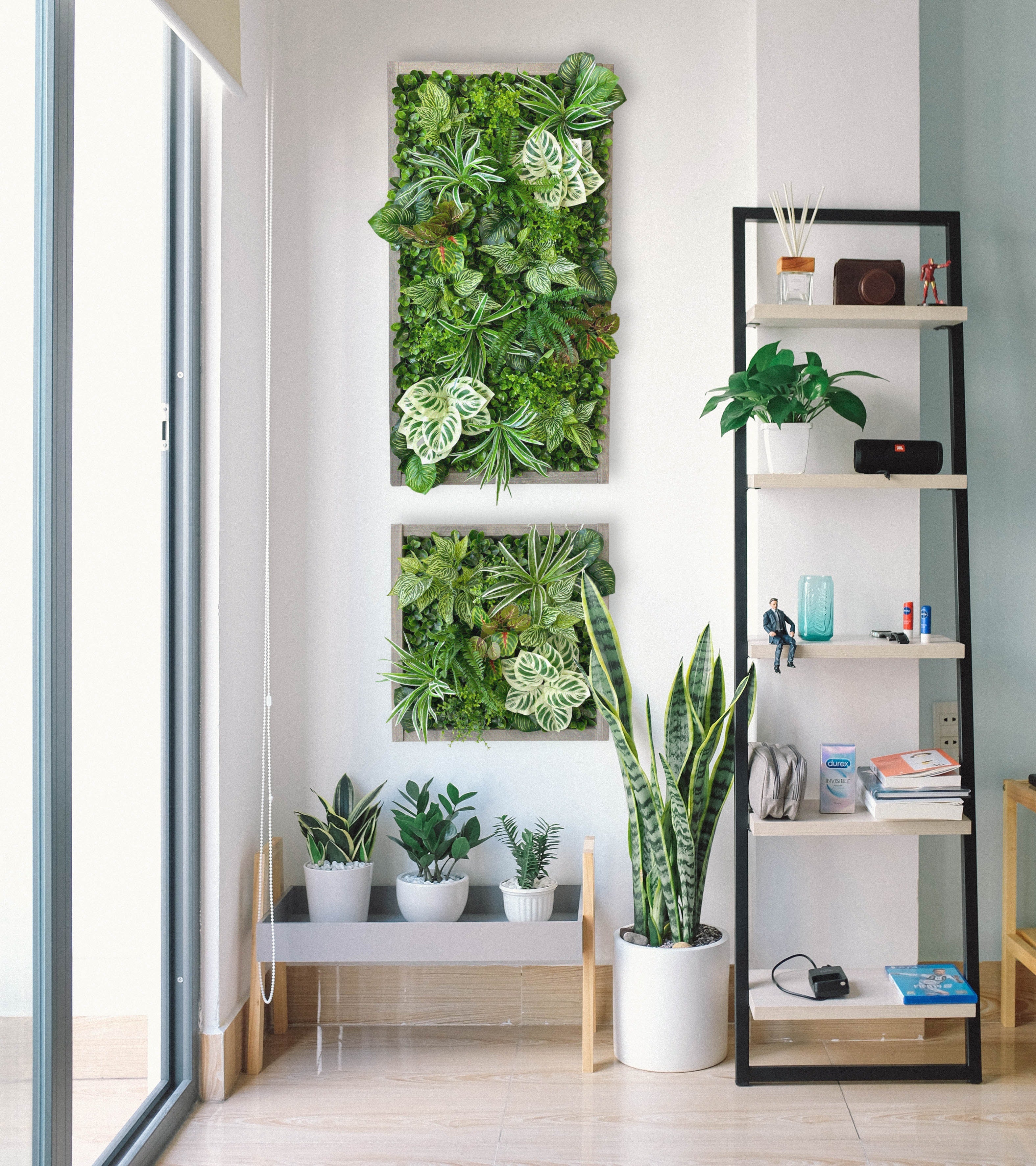 Plantframe/Pflanzenwand/Mooswand "NUBLAR" aus Realtouch Kunstpflanzen in Fichtenholzrahmen