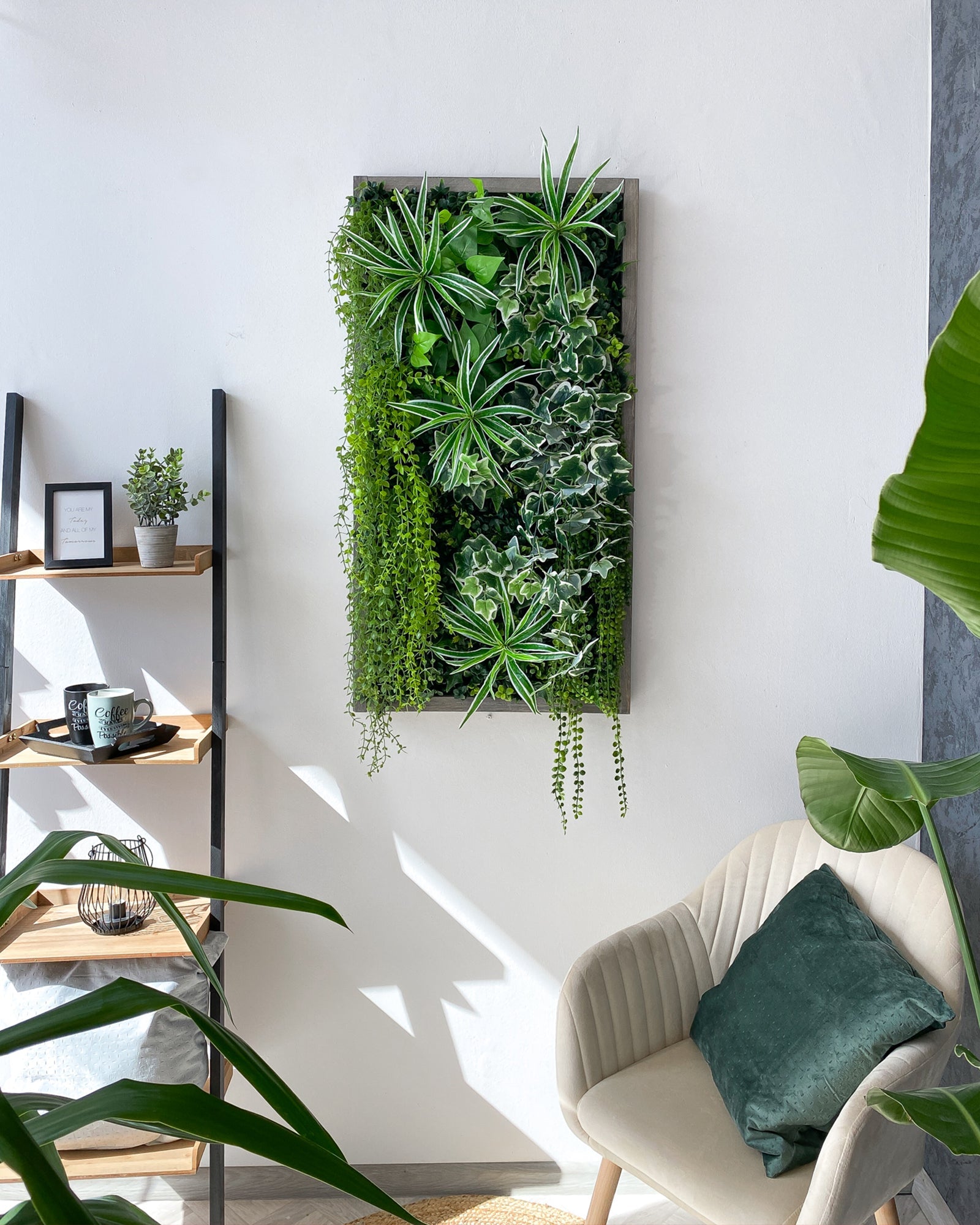 Plantframe/Pflanzenwand/Mooswand "BOGOTÁ" aus Realtouch Kunstpflanzen in Fichtenholzrahmen