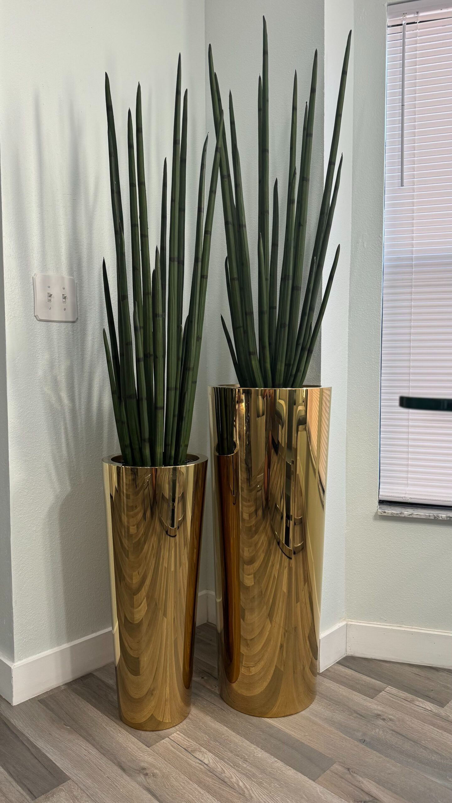 Schlangengras in einer goldfarbenen Edelstahlvase