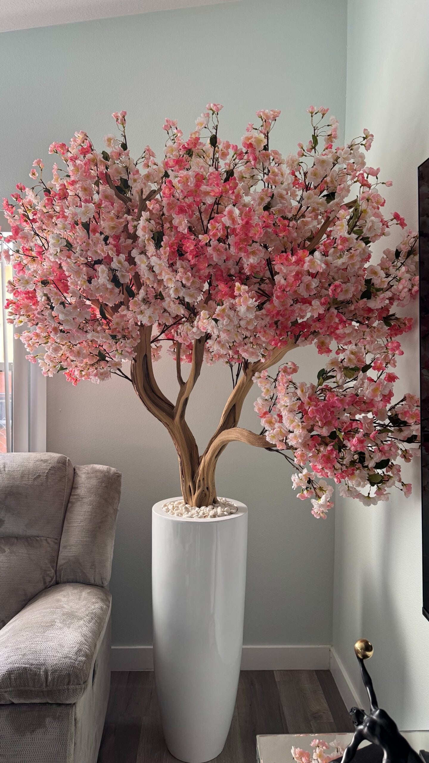 Rosa Kirschblüte in einer hohen weißen Vase