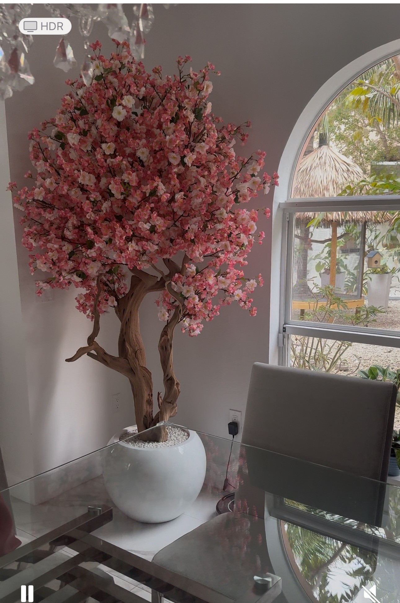 Rosa Kirschblütenbaum in einer glänzend weißen runden Vase